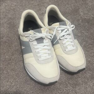 Kizik Milan Cream and Gray Lace-Up Sneakers men’s 8 / women’s 9.5